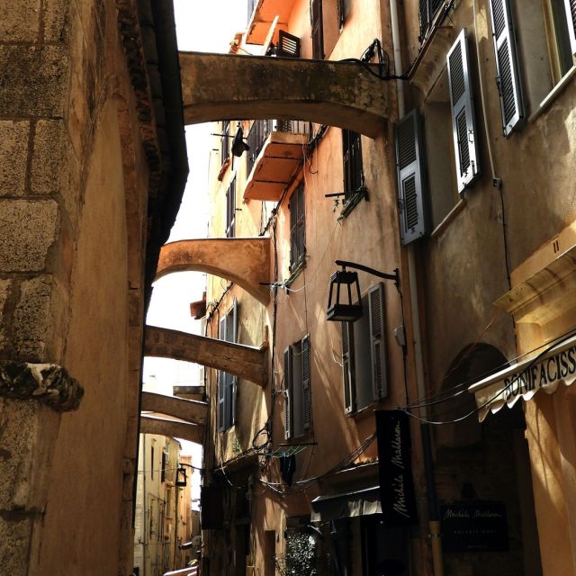 Les ruelles atypiques de Bonifacio, souvenir de Corse, France
.
The unique little alleys of Bonifacio, memory of Corsica, France
